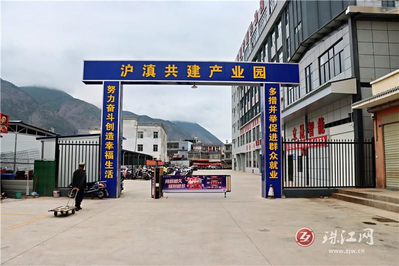 小草莓大产业 钟屏街道分拣忙