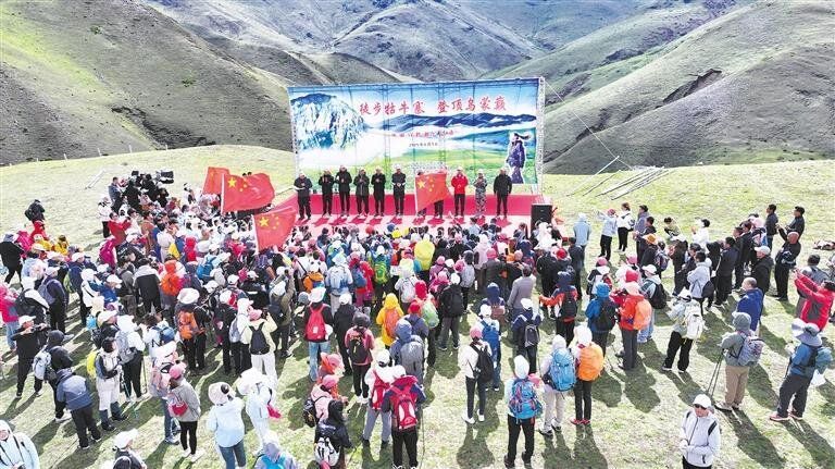 登顶乌蒙之巅 饱览云上壮景 ——会泽县开..