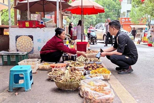 宣威野生菌市场迎来“鲜”季：价格波动中藏..