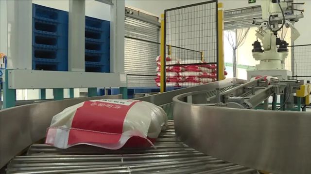 宣威市首条大米加工生产线投用，日加工12..