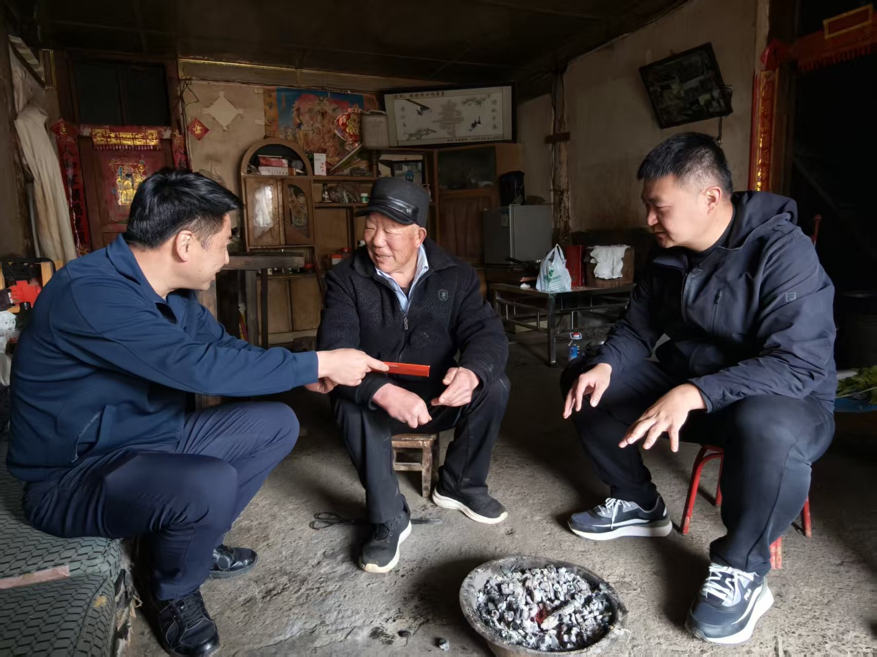 敲门入户进万家 走访排查迎新春 ——纳章..